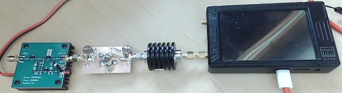 Filtre connecté à l'amplificateur de puissance